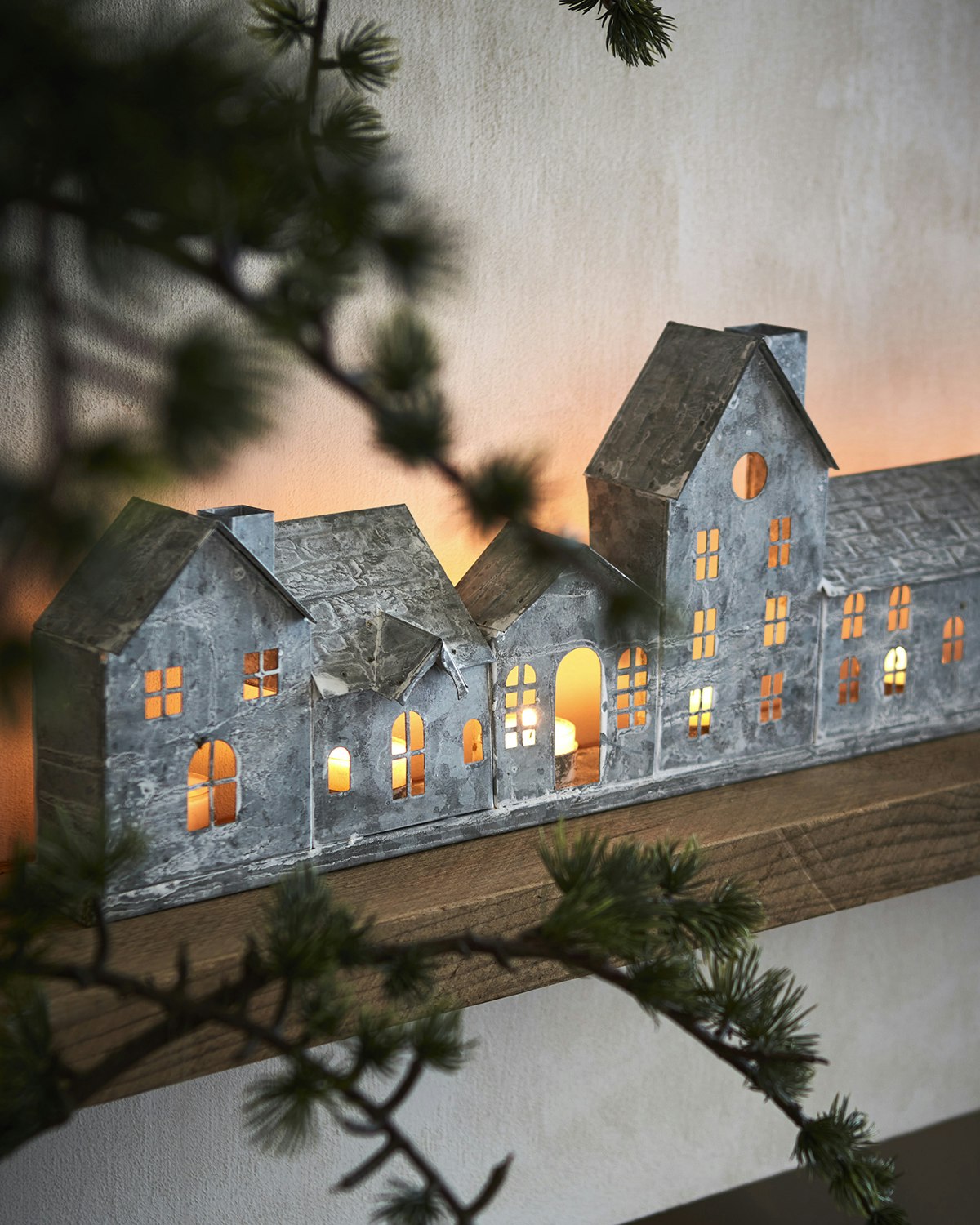 Ljuslykta hus i järn, 68cm