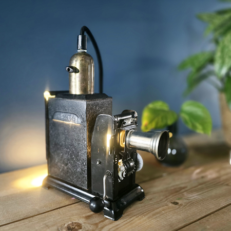 Bordslampa tillverkad av en gammal kamera