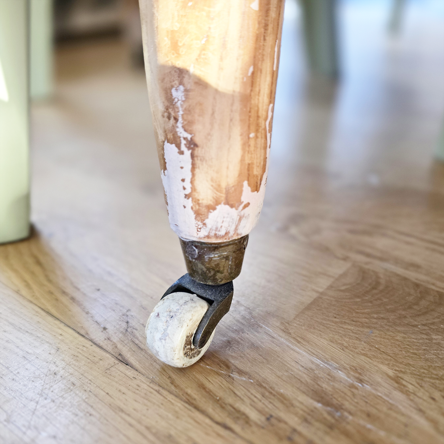 Runt matbord med svarvade ben