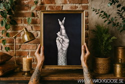 Stay Positive - Svartvit tavla i Kol & Akryl med tatuerad hand