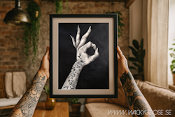 Stay Ok - Svartvit tavla i Kol & Akryl med tatuerad hand
