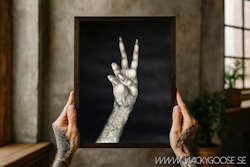 Stay Peaceful - Svartvit tavla i Kol & Akryl med tatuerad hand