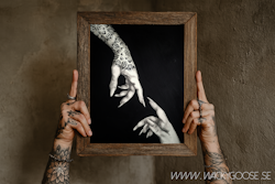 Stay Wistful - Svartvit tavla i Kol & Akryl med tatuerad hand