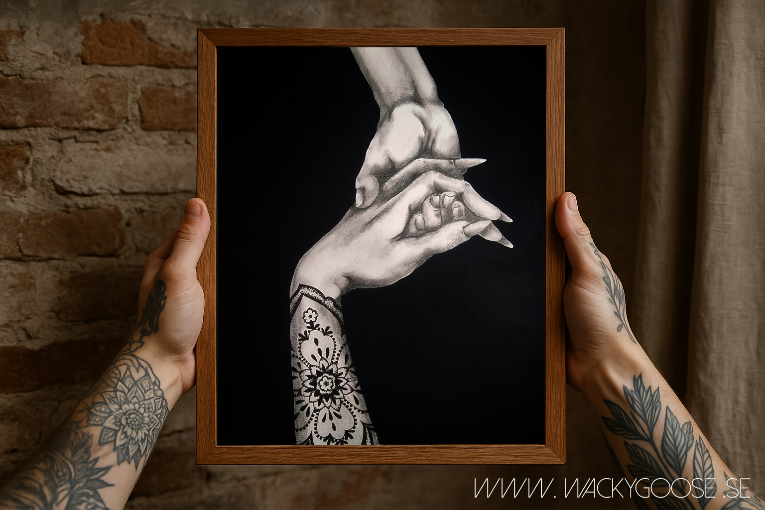 Stay Friendly - Svartvit tavla i Kol & Akryl med tatuerad hand