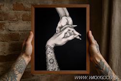 Stay Friendly - Svartvit tavla i Kol & Akryl med tatuerad hand