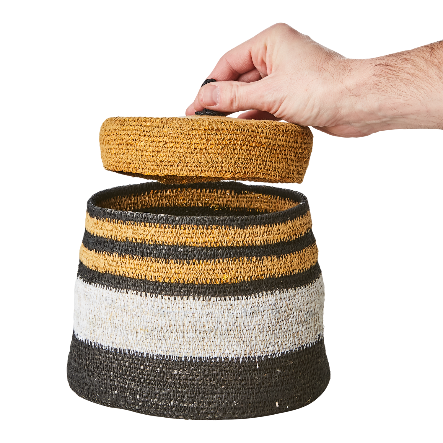 Handsydd Madiba-korg med lock i sjögräs, Svart, vitt & senapsgult, Ø21cm