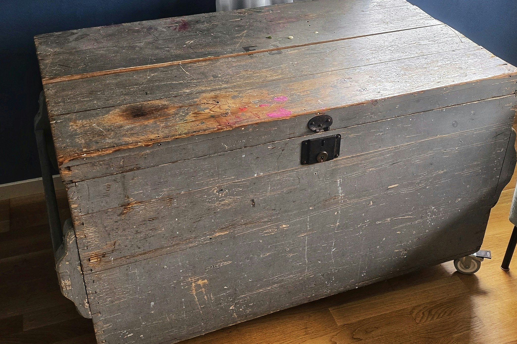 Stor rustik kista på hjul - grå med patina