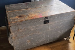 Stor rustik kista på hjul - grå med patina