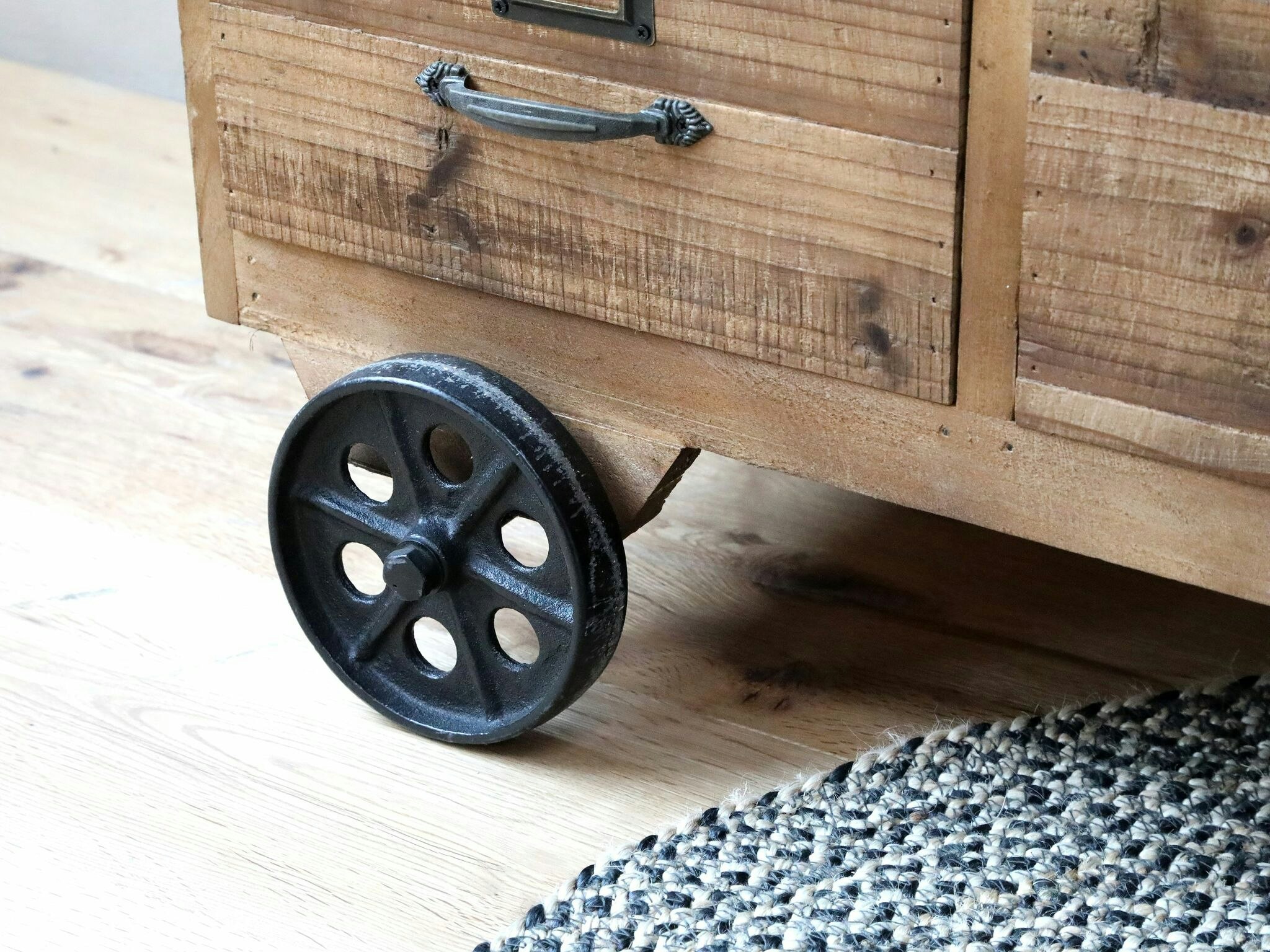 Handgjord köpmansdisk med 20 lådor