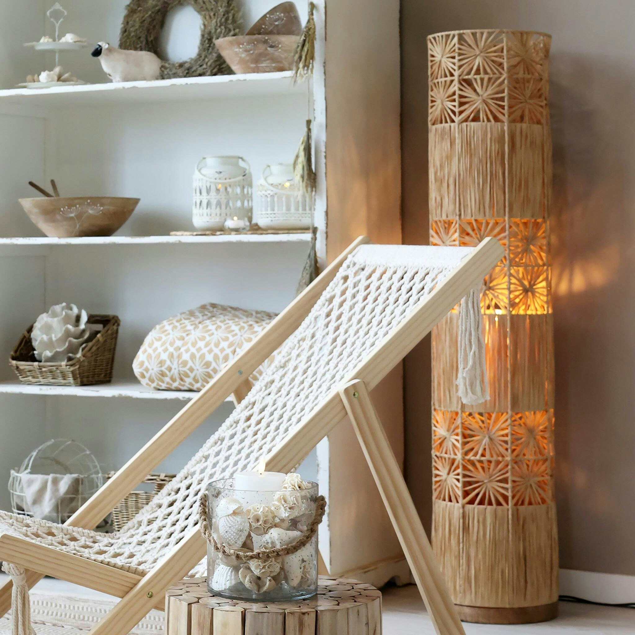 Golvlampa i raffia och järn
