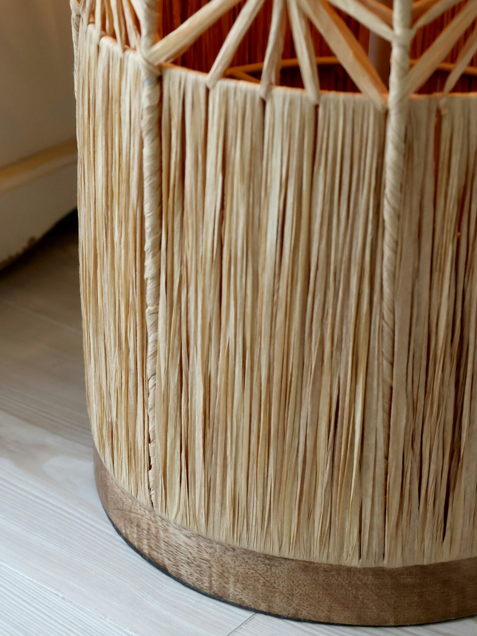 Golvlampa i raffia och järn