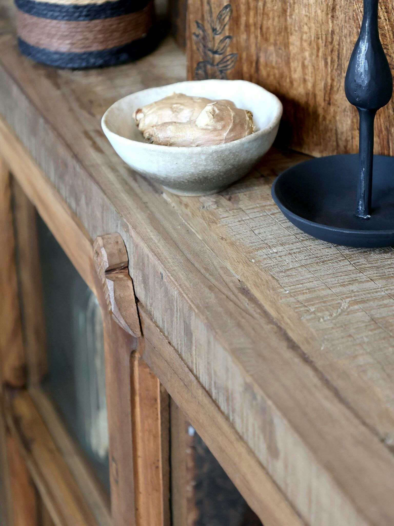 Vitrinskåp av återvunnet material