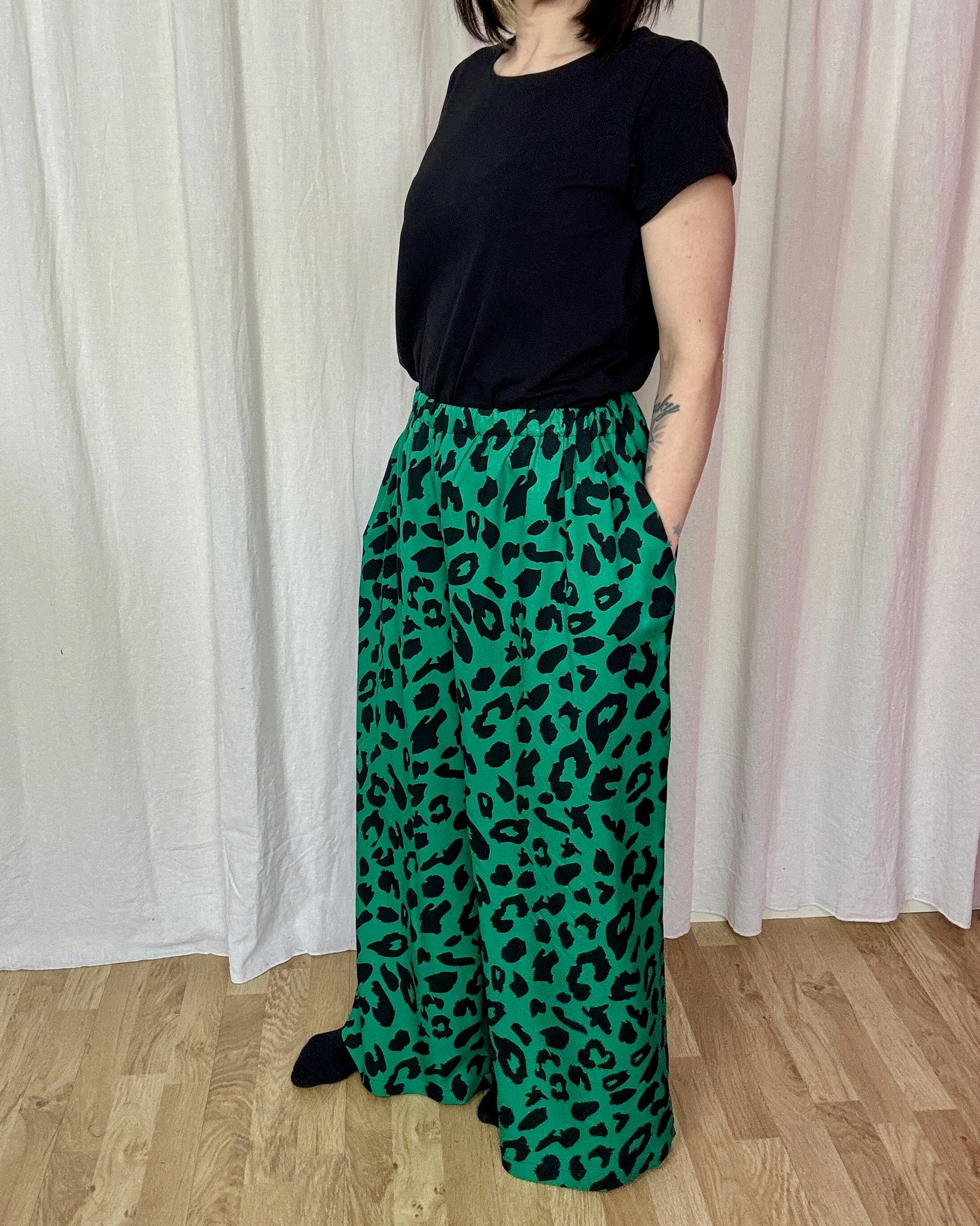Viskosbyxa i Leopard (flera färgställningar)