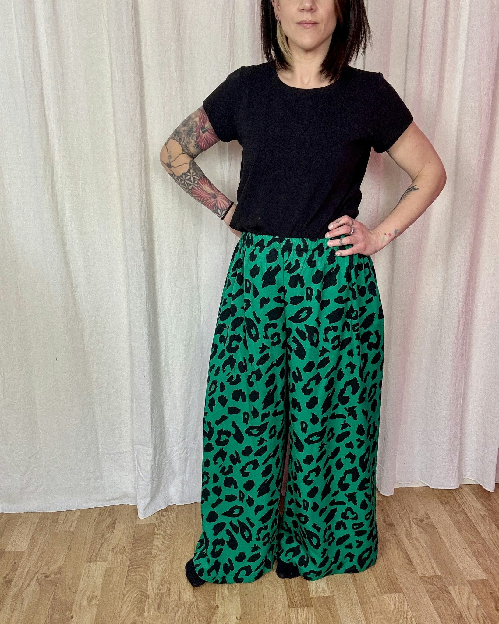 Viskosbyxa i Leopard (flera färgställningar)