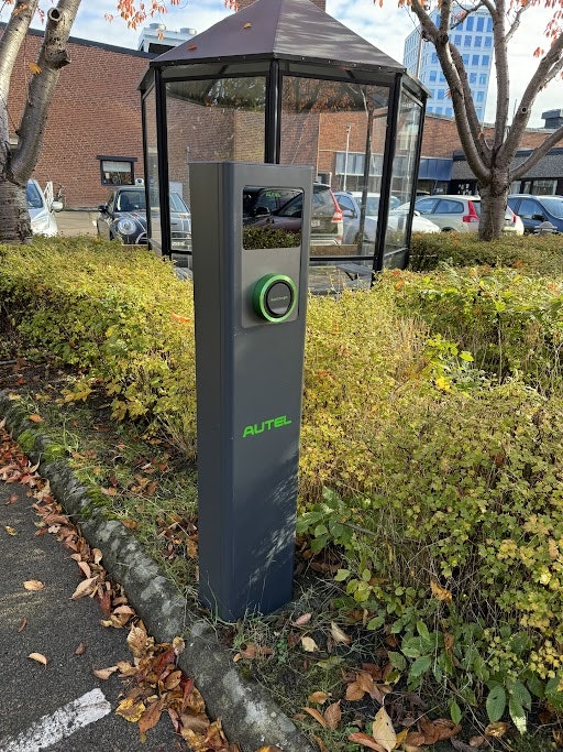 Paket - 2 st Autel MaxiCharger integrerade i stolpe inkl. tillbehör