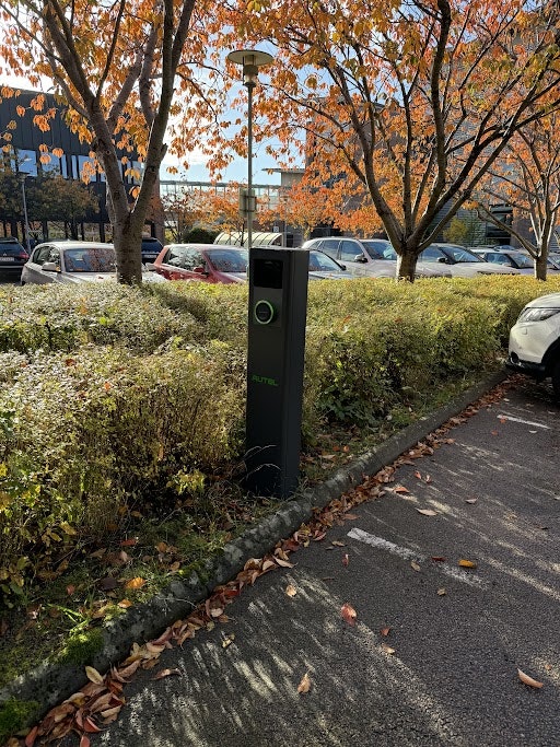 Paket - 2 st Autel MaxiCharger integrerade i stolpe inkl. tillbehör