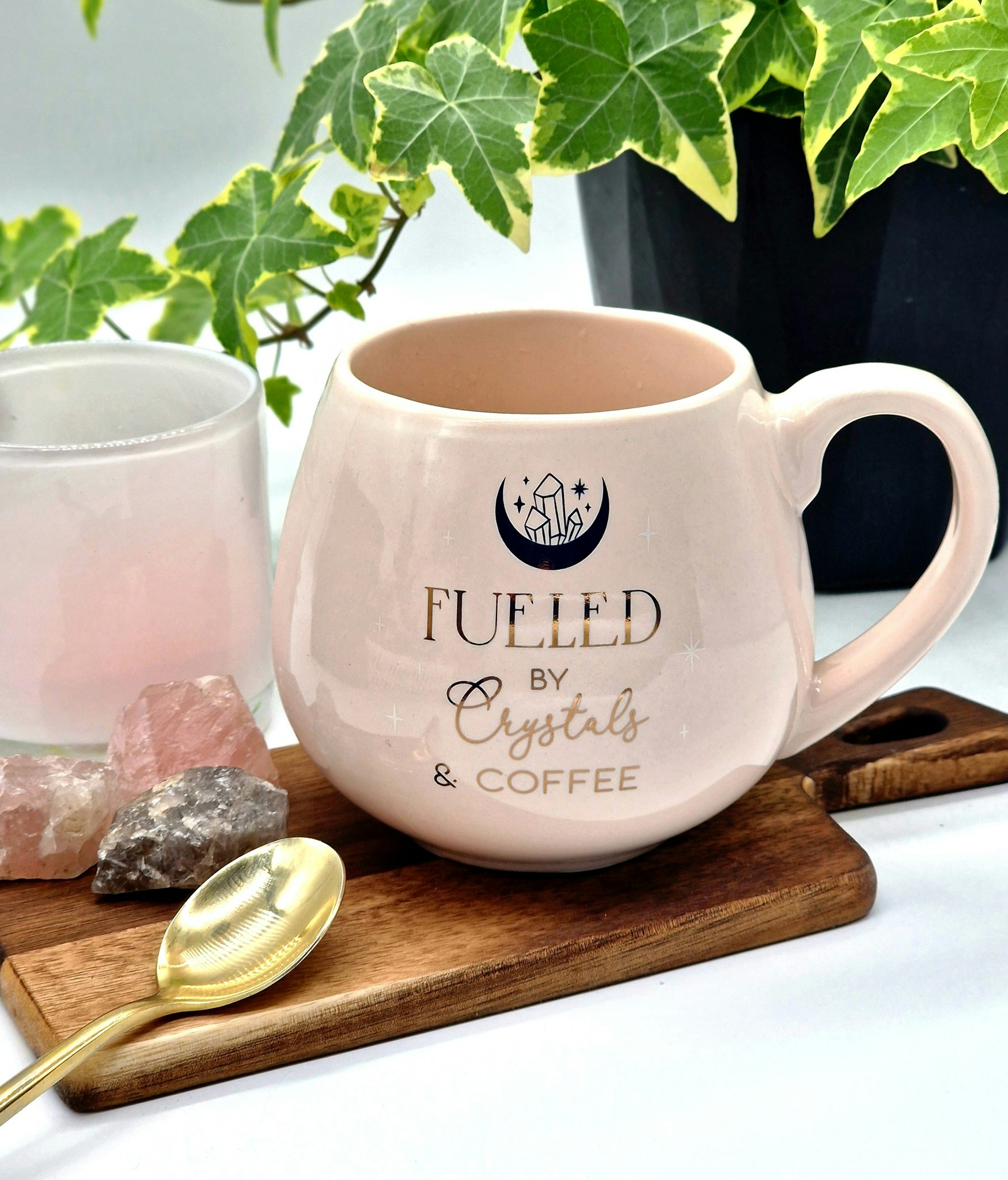 Mugg "Fueled by crystals & coffee"