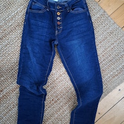 Erbjudande - Jeans färgade knappar