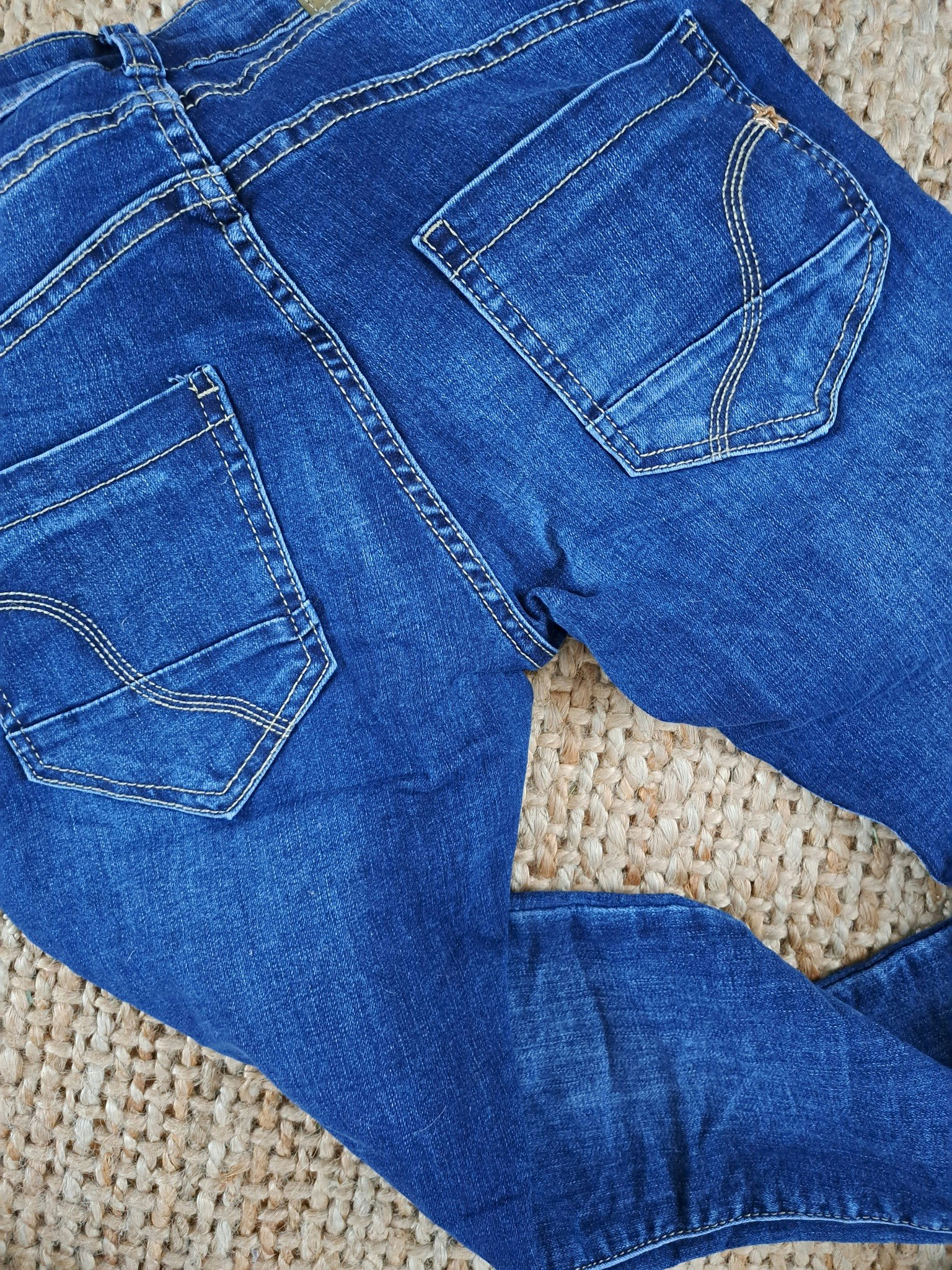 Jeans med guldknappar