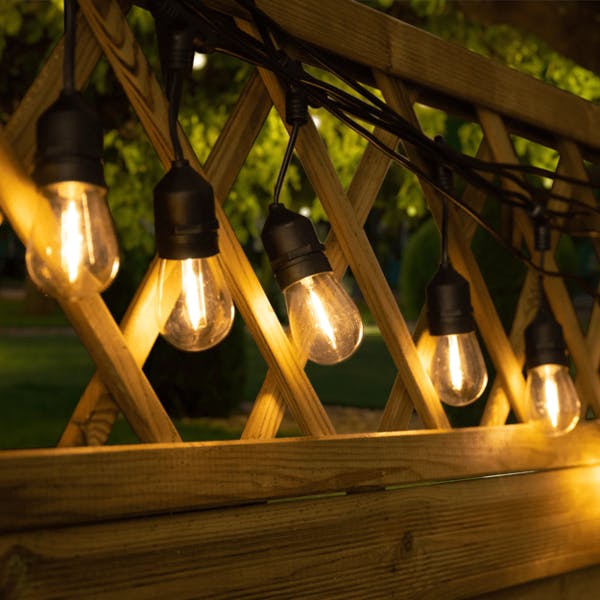 Solcellelyskæde til udendørs brug med 10 lamper i hængende fatninger - 10 meter