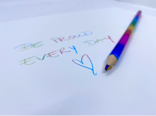 Penna som skriver i PRIDE färger (smal)