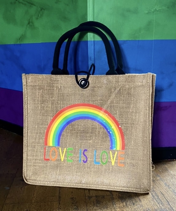 Bag Regnbåge "Love is love"