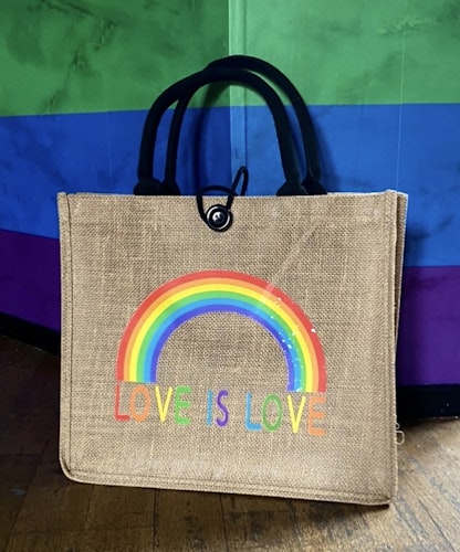Bag Regnbåge "Love is love"