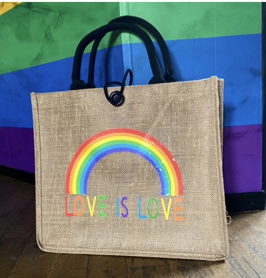 Bag Regnbåge "Love is love"