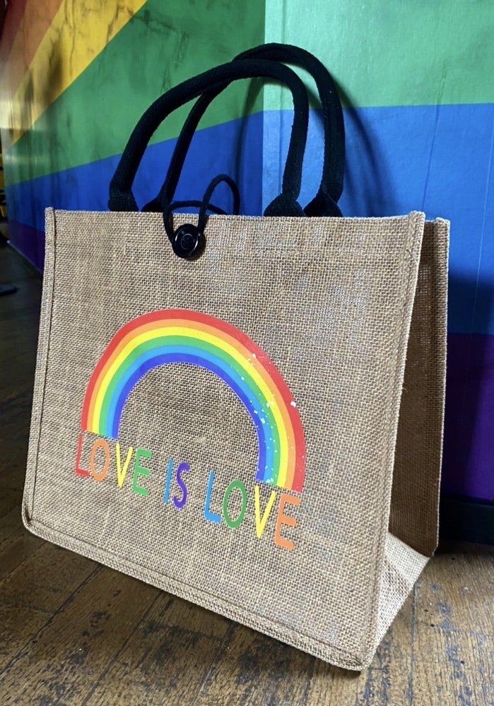 Bag Regnbåge "Love is love"