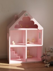 Hushylla dockhus i trä baby pink