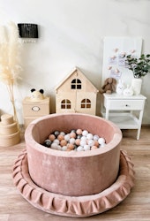 Lekpöl med volang Monio velvet beige