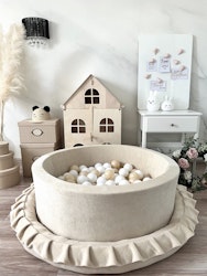 Lekpöl med volang Monio velvet cream