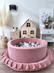 Lekpöl med volang Monio velvet rosa