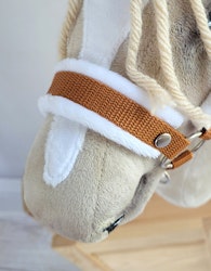 Stor grimma, Hobby Horse, ingefära med vit päls