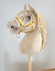 Stor grimma, Hobby Horse, mustard med vit päls