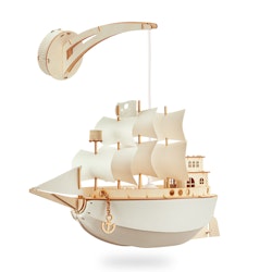 Vägglampa i trä piratskepp