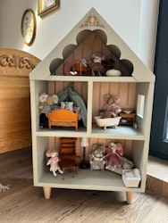 Hushylla dockhus i trä beige