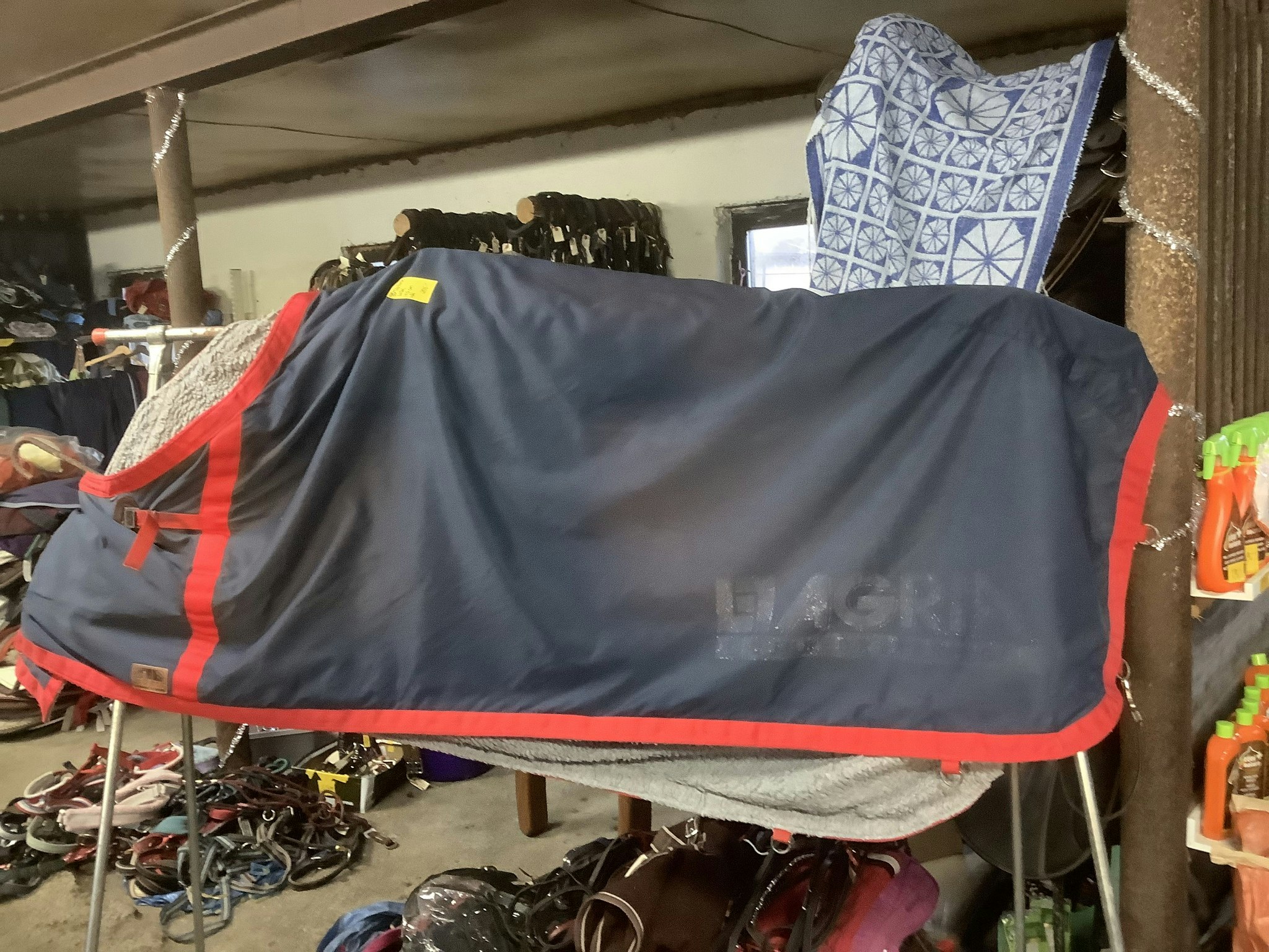 Tib horse,täcke,några hål,stall,140 cm