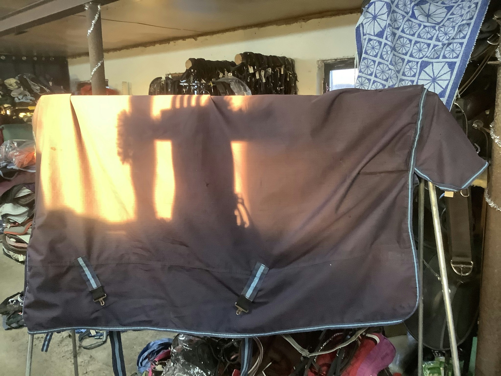 Täcke,lila,ca 100 gr,fattas ett bogspänne,något hål,155 cm