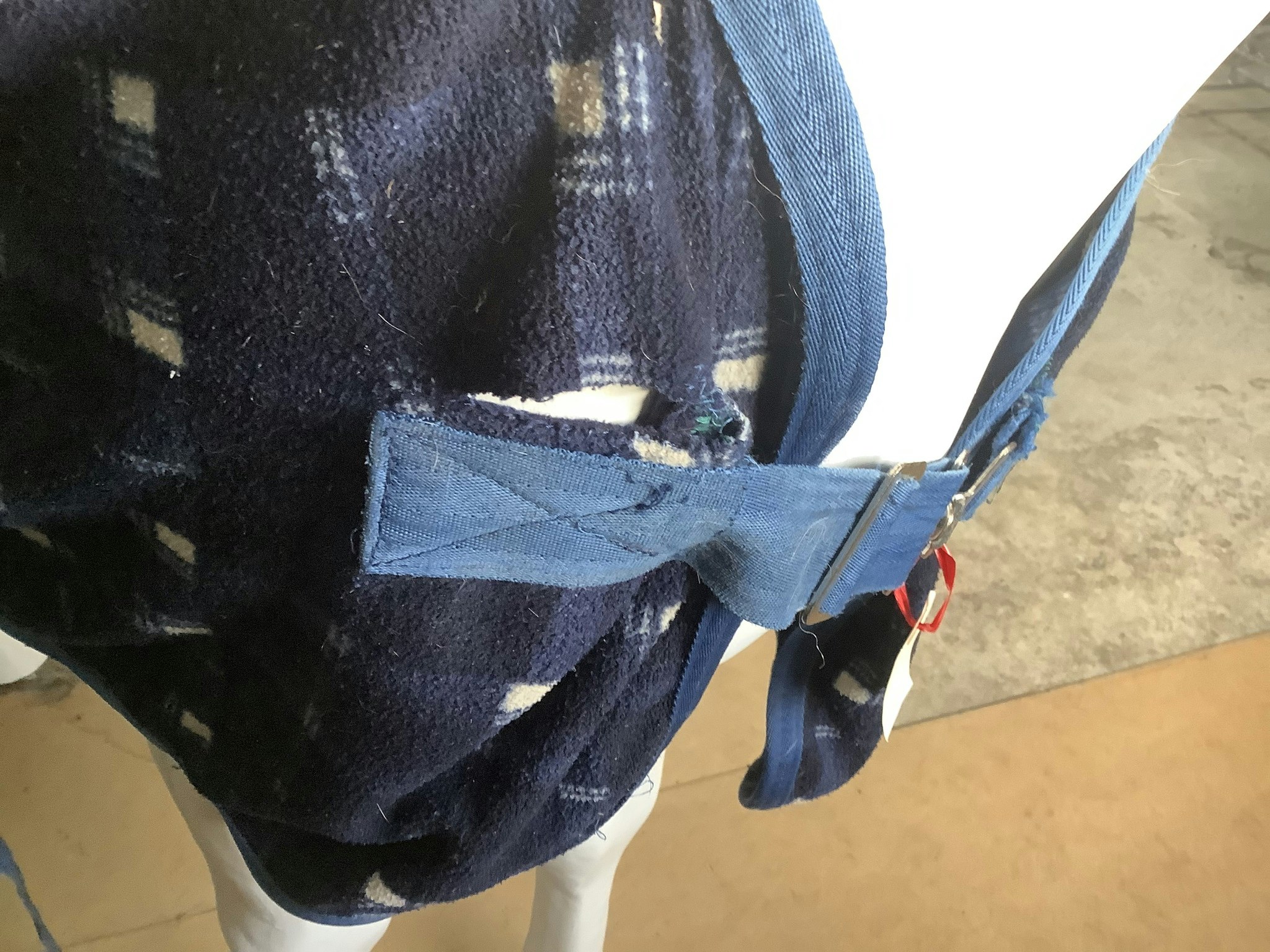 Fleecetäcke,rutigt,lite sönder vid knäppe,125