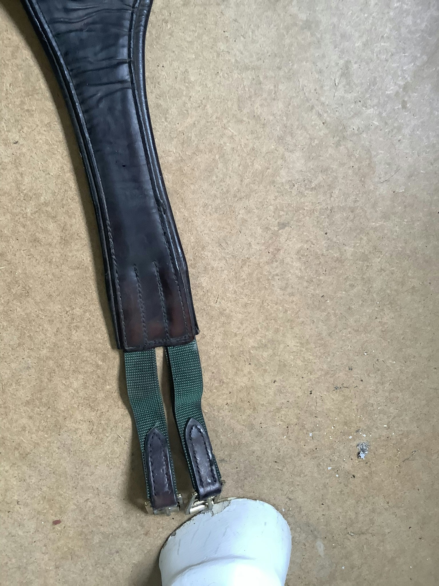 Sadelgjord med magplatta, brun, 135 cm
