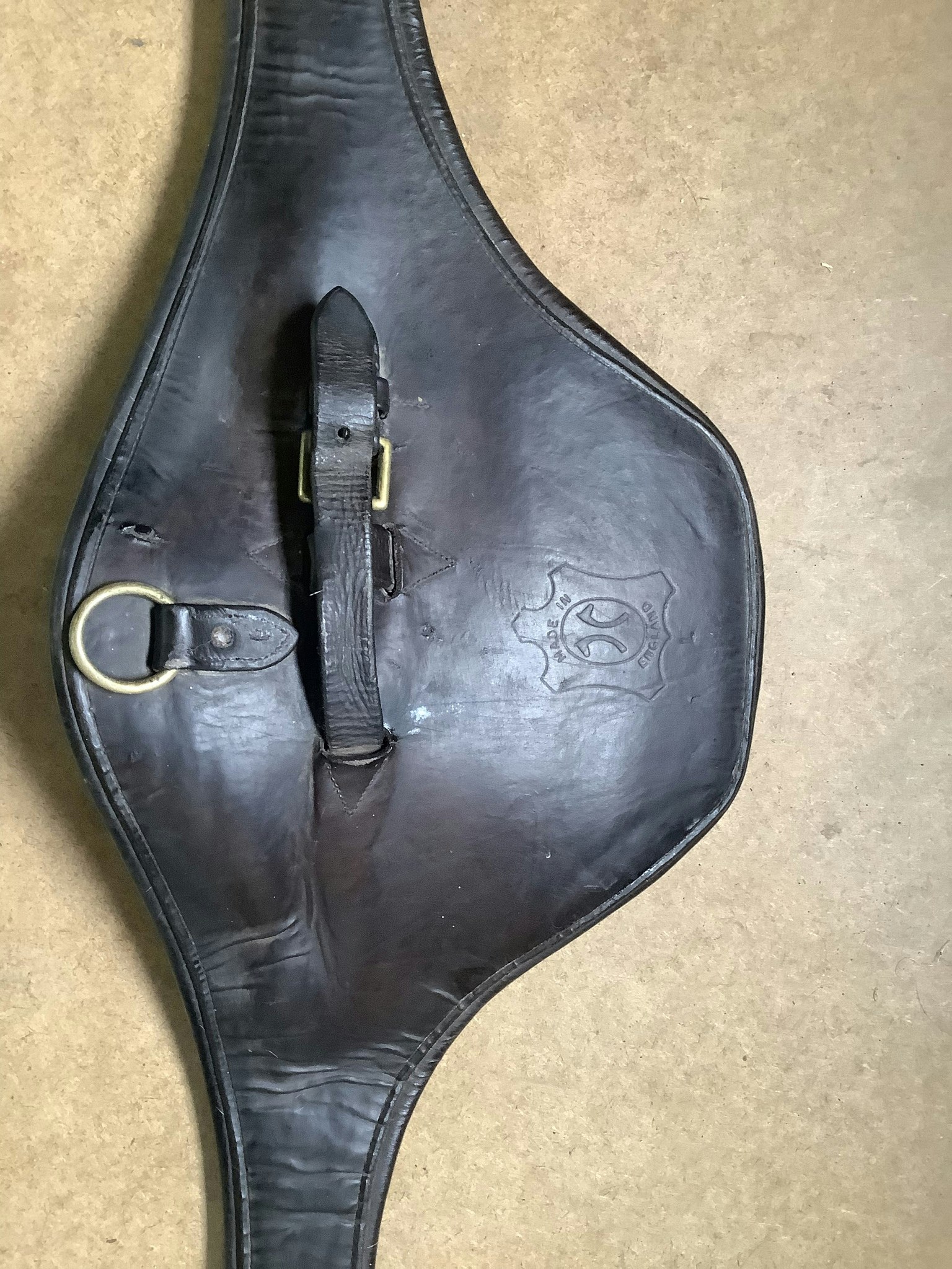 Sadelgjord med magplatta, brun, 135 cm