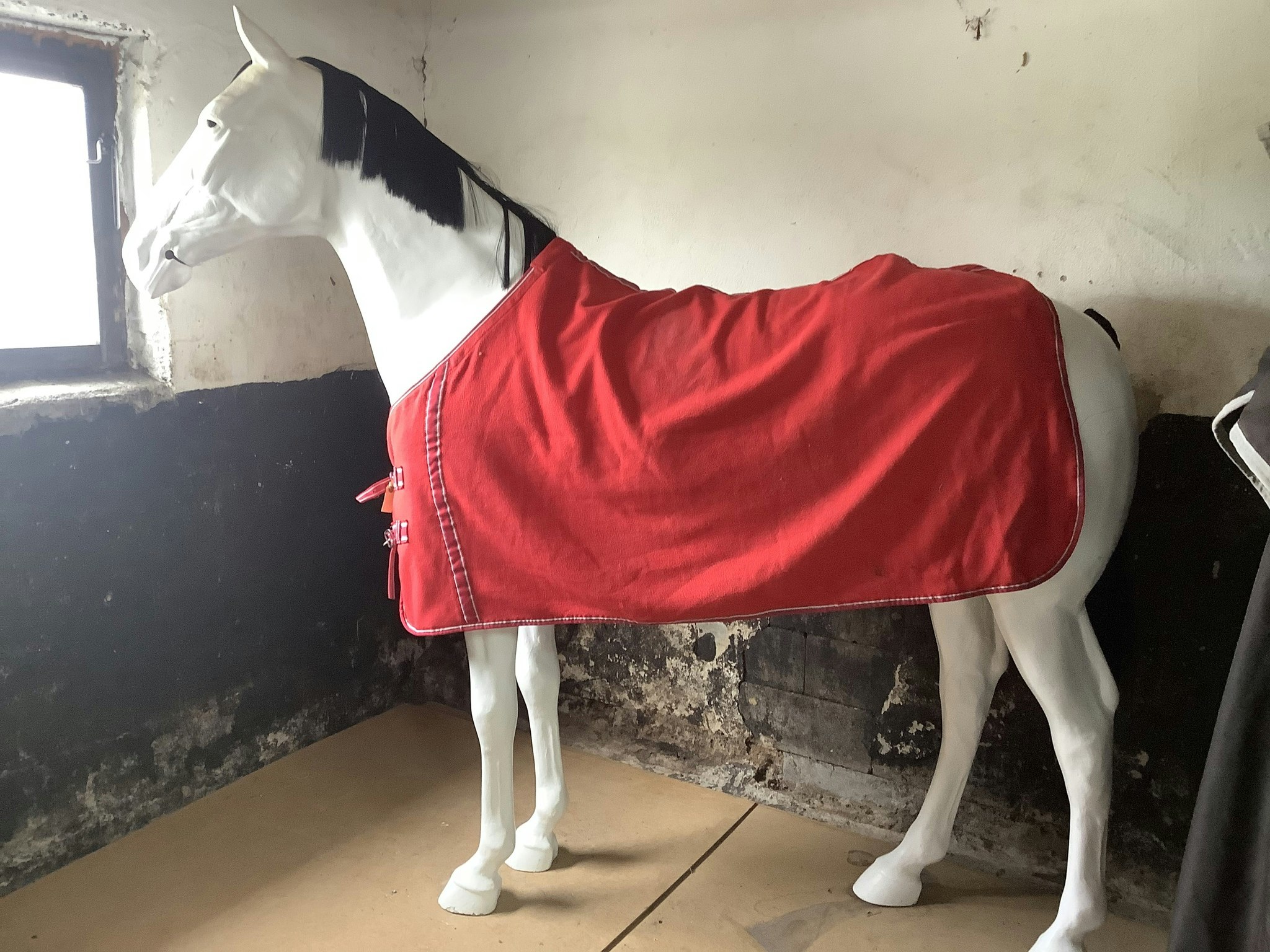 Fleecetäcke rött små fläckar,115 cm