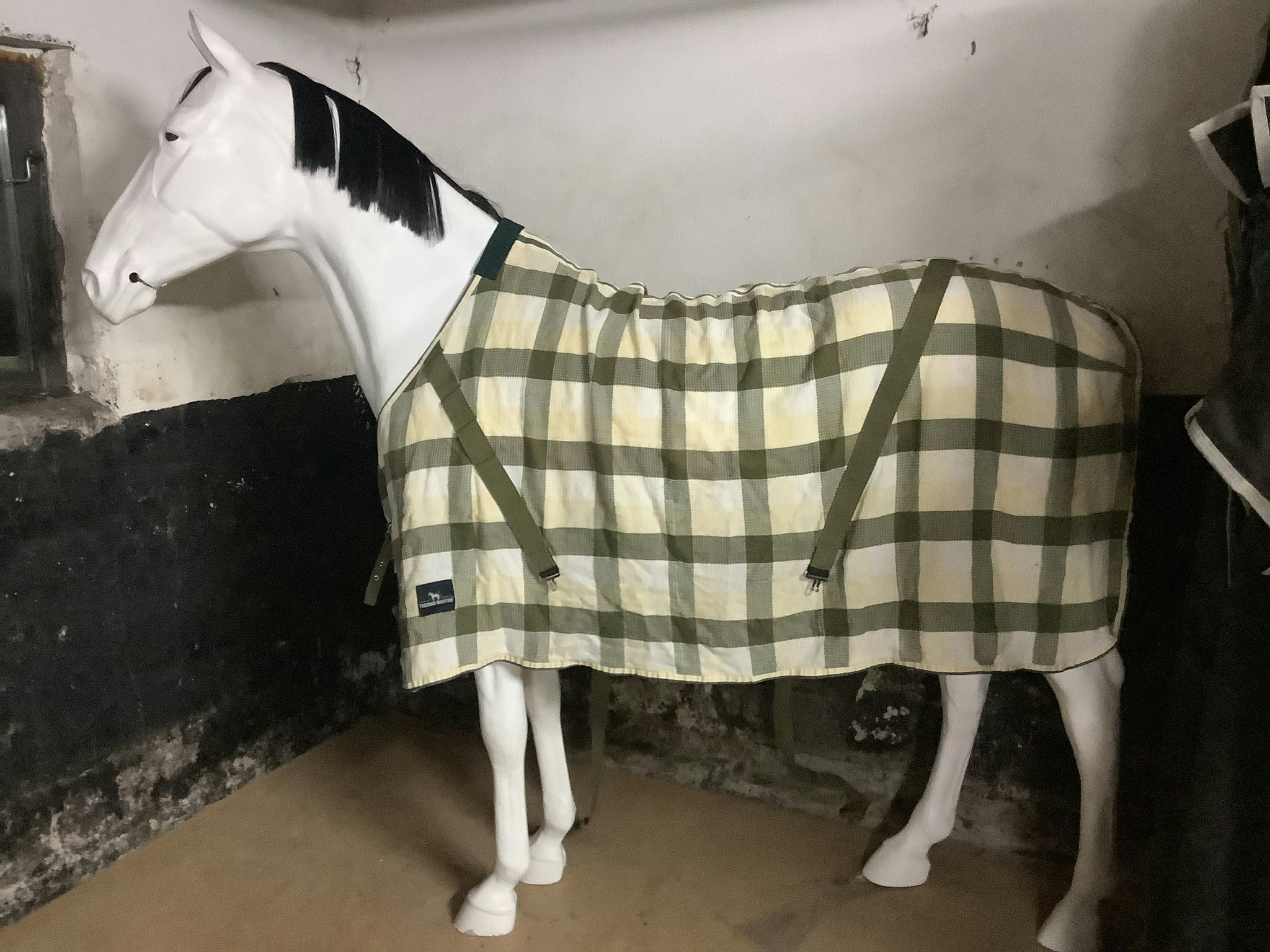 Täcke rutigt,hål vid ena gjorden,145 cm