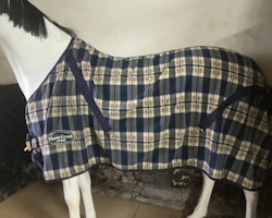 Horseguard fleecetäcke,blårutigt,inga gjordar,litet hål,stl 155