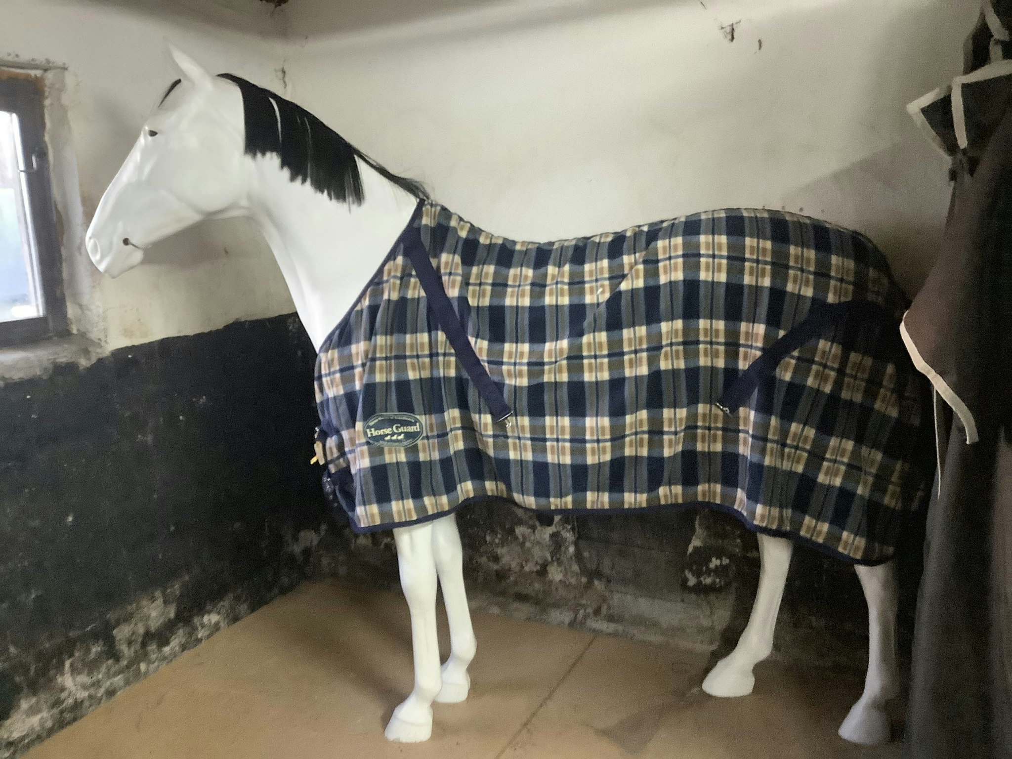 Horseguard fleecetäcke,blårutigt,inga gjordar,litet hål,stl 155