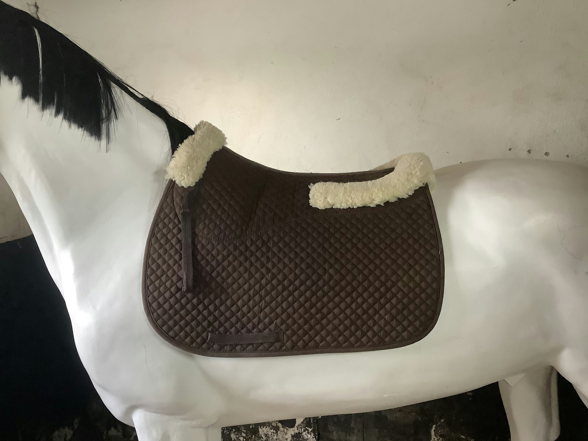 Medilamb schabrak med ”inbyggd” fårskinnspad,stl F,nyskick,brun