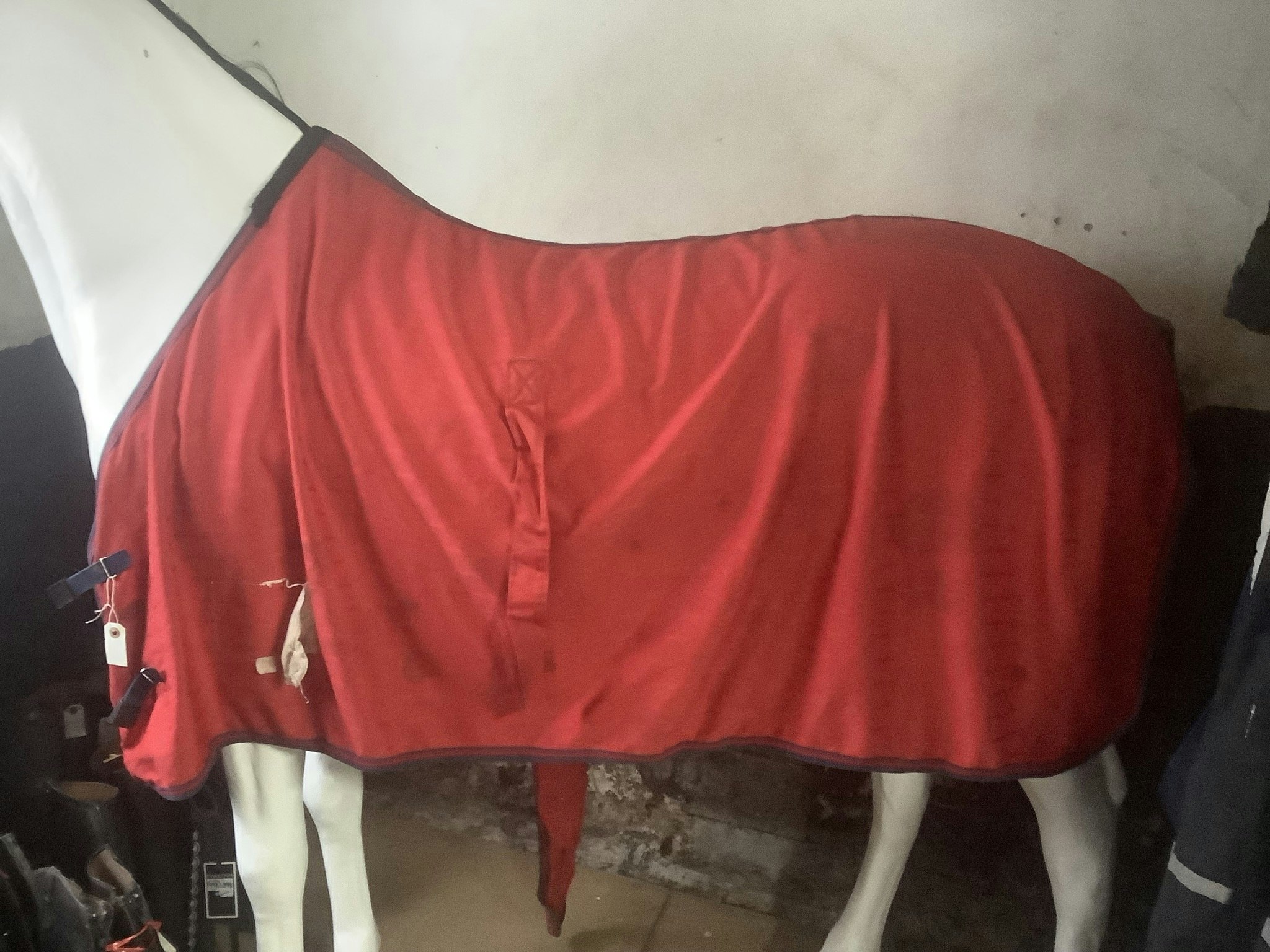 Tunt täcke rött,små hål, 130 cm