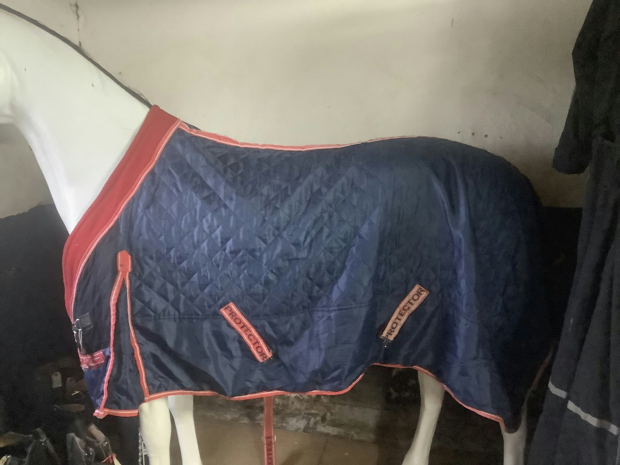Protector stalltäcke,ca 200 gr,blått,fattas en kryssgjord,160 cm,