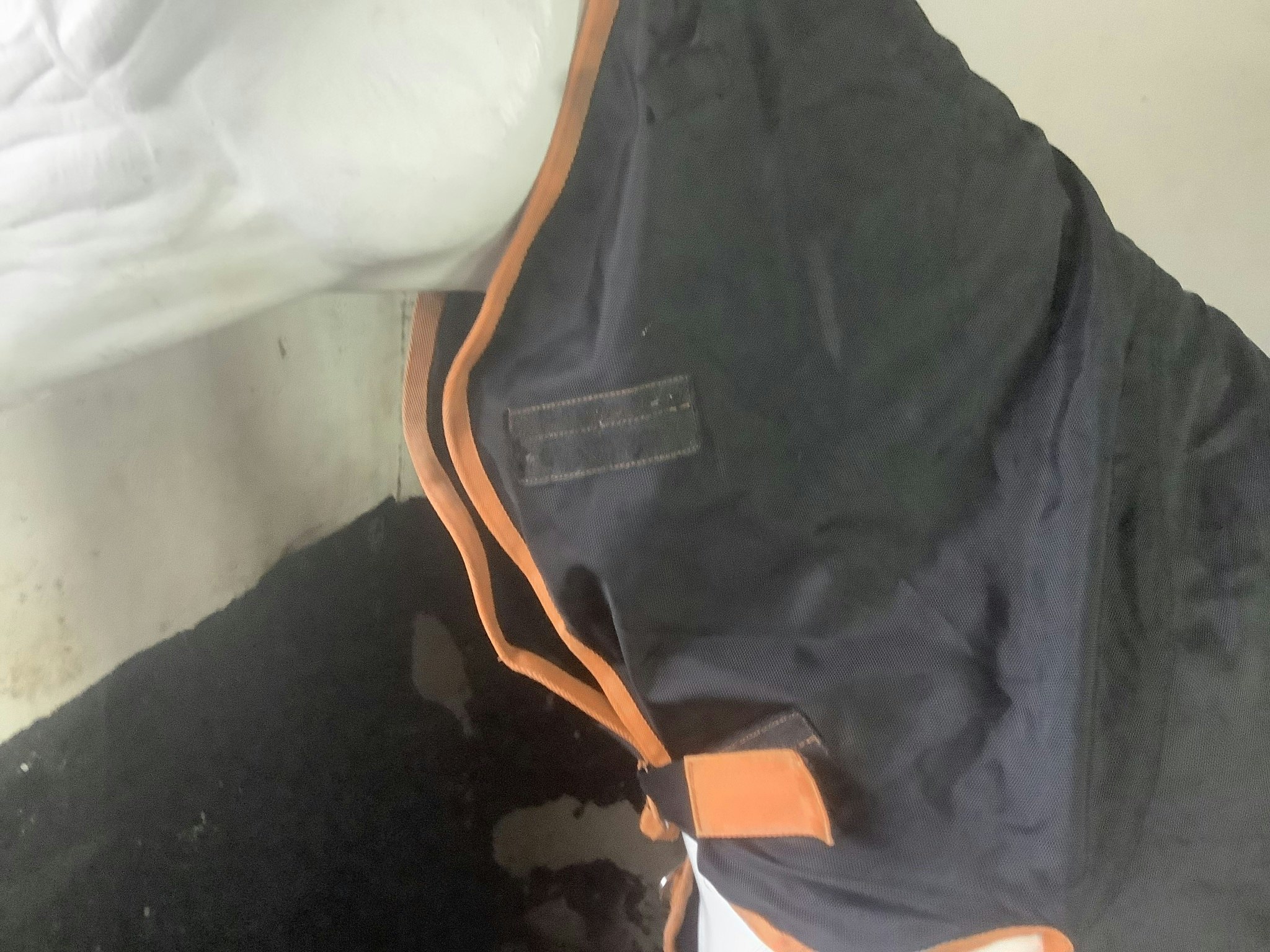 Nisch regntäcke med fast hals,fattas ett knäppe på halsen,svart, 145 cm